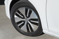 空気抵抗を抑えた、専用デザインのアルミホイールが足元を飾る。