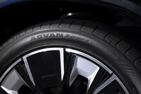 SUVやEVを含む、プレミアムかつ高性能なモデルに向けて開発された、横浜ゴムの新製品「アドバンスポーツV107」。国内では2022年3月に発売された。