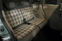 後席は50：50の分割可倒式。ヘッドレストを取り外すことなくダイブダウンするだけで、後端までフラットな床面が出現するようになっている。写真はリアシートを一番後ろに下げた様子。