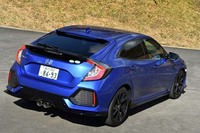 「シビックハッチバック」のリアビュー。マフラーはセンター2本出し、スポイラーはルーフエンドとリアエンドの2カ所に設置される。