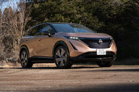 試乗車はオドメーターの数字が1000kmに満たないピカピカの新車だった。今回の取材では硬めに感じた乗り味も、距離を経ると少しは変わってくるのかもしれない。