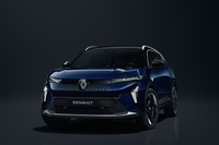 ファミリーバンから電動SUVへと進化した「セニックE-TECHエレクトリック」。電動モーターは最高出力170PSと、最高出力220PSの2種類が設定され、いずれも前輪駆動となる。