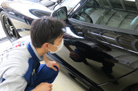 小暮氏が気にしたのは「バイパー」の塗膜の薄さ。あまり研磨してしまうと下地が見えてしまう可能性もあるので、今回は研磨は控えめにすることに。