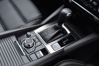 センターコンソールのシフトレバー手前に、インフォテインメントシステムの操作スイッチや電動パーキングブレーキのオンオフスイッチがレイアウトされる。