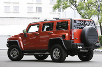 V8は左ハンドル仕様のみの設定となる。右ハンドルを求めるなら脇目も振らず直5を選ぶべし。