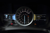 ステアリングスイッチは、左側で平均燃費などの走行情報、右側でオーディオ、空調などの操作を行う。それぞれの情報は、メータークラスター左右のディスプレイに表示される。