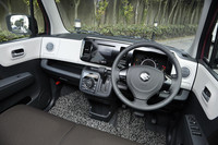 ドアまで伸びた白いガーニッシュとブラックのオーディオパネルのコントラストが目を引くインテリア。上級グレード「T」（写真）には本革巻きステアリングホイールが装備される。