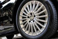 17インチの「マルチスポークアルミホイール」（写真）も特別装備のひとつ。
    