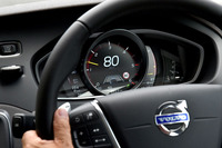 「V40 D4 SE」に限らず、全車速追従機能付きのアダプティブ・クルーズ・コントロールは、すべてのボルボ車に標準装備となる。
    