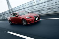 “Fスポーツ”には、サスペンションに専用チューニングのスプリングや電子制御ショックアブソーバーなどが装備される。「IS350“Fスポーツ”」にはギア比可変ステアリングや後輪操舵（そうだ）機構も備えられている。
    