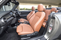 ウインドシールドが立ち、しかも前席乗員から離れたレイアウトであるため、開放感は格別だ。