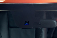 LDW用カメラユニット。ウインドシールド上部に設置される。雨滴感知式オートワイパーのレインライトセンサーを兼用する。