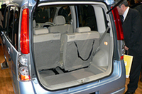 リアシートは左右独立スライド式。写真のように動かすことで、運転席のママが後部座席チャイルドシートの赤ちゃんとコンタクトしやすくなるという。