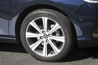 ダイヤモンドカット加工が施された、新デザインの17インチアルミホイール。