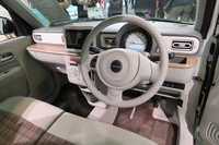 「アルトラパンX」のインストゥルメントパネルまわり。上級グレードでは、テーブル部分の加飾が白木目調となる。
    