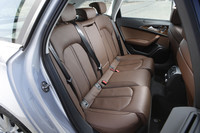 フロントシート同様、リアシートにもシートヒーターが備わる。