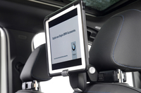 「トラベル＆コンフォート・システム」と呼ばれるモジュール装備にタブレット用ホルダーを取り付けたところ。そのほか衣装ハンガーなども用意されている。