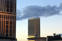 モノレールの車窓から。64階建ての「トランプ インターナショナルホテル ラスベガス」。オーナーは、共和党の大統領候補戦で話題の、ドナルド・トランプ氏。