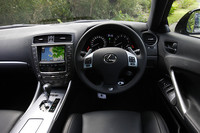 インテリアは、マイナーチェンジでメーターリングやグローブボックス、ステアリングスイッチベースなどにメタル調加飾が採用され、上質な印象になった。本革巻きステアリングホイール＆シフトノブは「Fスポーツ」専用の装備。