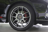 足まわりはBBSの軽量ホイールにブリヂストン・ポテンザRE050Aの組み合わせ。制動時の効きの上でも、視覚的にも、もう少し大径のブレーキローターが欲しい。
    