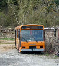 バス会社の廃車ブースに置かれたメナリーニ製路線バス。