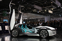 2010年「アルファ・ロメオ・パンディオン」。2010年、新生「スティーレ・ベルトーネ」として、ジュネーブショーに2年ぶりの復帰を果たす。マイケル・ロビンソンのもとで製作された初の作品。