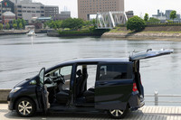 両側スライドドアは、モビリオから継承。前側ドアはヒンジが傾いているため、上のほうが大きく開く。