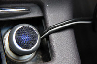 怪しい光を放つシガーライター・アダプター。マジックテープで隠してます。