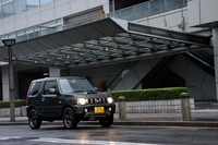 1970年の初代のデビュー以来、3世代45年にわたり販売されている「スズキ・ジムニー」。今回紹介する現行型だけでなく、初代は11年間、2代目は17年間と、いずれも長いモデルライフを誇った。