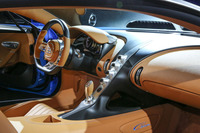 ボディーサイドの「Cバー」は室内でも反復され、ドライバーとパッセンジャーを優雅に仕切っている。