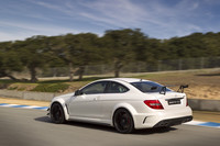 ベースとなった「C63 AMGクーペ」と比べて、リアのスタビリティーが一段と高められている。