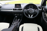 「20S ツーリング Lパッケージ」のインテリア。センターディスプレイとコマンダーコントロールのほか、アクティブ・ドライビング・ディスプレイ」も標準で備わる。