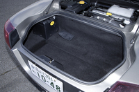 トランク容量は、2人の小旅行が可能な154リッター。