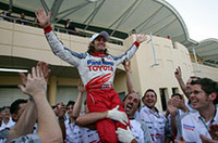 トゥルーリ（中央）2戦連続の表彰台にチームもわく。しかもラルフ・シューマッハー4位と、今年のトヨタのポテンシャルはいよいよ本物、と思わせる結果を残した。（写真＝トヨタ自動車）