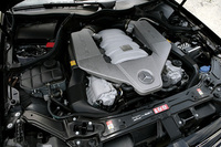 AMGの6.2リッターV8は、ボア×ストローク＝102.2×94.6mmのショートストローク型。1気筒あたり約780ccと大きいにもかかわらず、7200rpmまで回るエンジンはすくない。20年以上前のクルマで、排気量、ボア・ストローク比も異なるため直接的な比較にはならないが、大排気量V8で知られた「ポルシェ928 S4」の5リッターV8（ボア×ストローク＝100×78.9mm）は、320psの最高出力を6000rpmで発生した。