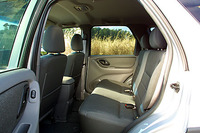 リアシートは6：4の分割化倒式。ダブルフォールディングほか取り外すことも可能だ。
    
    