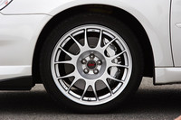 ブレーキはフロントに、ブレンボ製のモノブロック対向6ポッドキャリパーを採用。235/40R18サイズのPOTENZA RE050Aは、S402専用チューニングが施されたもの。