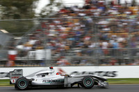 スタートでアロンソとバトンの接触の餌食となった予選7位のミハエル・シューマッハー。1周目にフロントウィング交換でピットへ入り後退、結局10位完走。（写真＝Mercedes Benz）