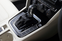 トランスミッションはデュアルクラッチ式ATの6段DSG。遮断クラッチによってエンジンとドライブアクスルを切り離す、コースティング（惰性走行）機能が備わる。