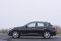 試しにスカイラインと比べると、ボディは125mm短く、30mmワイドで、85mm背が高い。ご覧のようにリアオーバーハングが短い。
