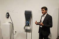 一般的なコンセントや「BMW iウォールボックス」（写真中央の装置）を使えば最短6時間で満充電に。最新の公共用急速充電装置を使えば30分で80％充電が可能。