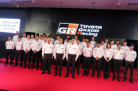 フォトセッションにてステージ上に並ぶトヨタのモータースポーツ関係者。