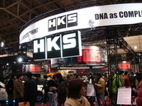 写真のHKSのような常連のチューナーだけでなく、新参パーツメーカーなども、ニーズにあった商品をいち早く作り出している。