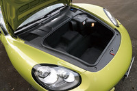 MRの駆動方式を採る「ケイマン」。ボンネットの下はエンジンルームではなく荷室になっている。