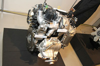 ヨーロッパ市場向けの小型車用として2015年以降に市場投入予定という1.4リッター直4ディーゼルターボエンジン。基本設計は従来型と同じコンベンショナルなSOHC2バルブだが、小型高効率ターボやLPL EGRシステムなどの採用により、低燃費と走行性能、そしてNOx触媒なしに「EURO6」に対応する環境性能を実現した。