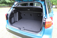 荷室の容量は、ラゲッジボードを装着した状態で362リッターとなっている。