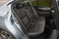 「350GT ハイブリッド Type SP」のリアシート。現行型「スカイライン」は全グレードにセンターアームレストを装備。ターボ車には、長尺物の積載に役立つアームレストスルー機構も備わっている。