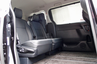 超ロングスライド（写真の状態）が可能な、7人乗り仕様のセカンドシート。室内高はクラストップの1400mmを誇る。
    