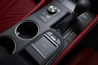 「RC F」のセンターコンソール部。8ATのシフトノブの手前には、タッチパッド式の機器操作デバイス「リモートタッチ」が置かれる。