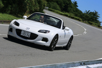 テスト車のNC型「ロードスター」は、走りに関する装備が充実した「RS」。ビルシュタイン製のダンパーやトルクセンシング式LSDなどを標準で装備している。
    